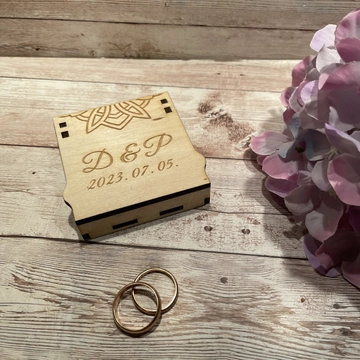 Esküvői gyűrűtartó dobozka, mandala mintával, szív alakú kivágással