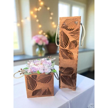 Szülőköszöntő szett, levél mintával, nevekkel, dátummal, dióbarna színben - 1 db bortartó, 1 db virágbox Szülőköszöntő szett, levél mintával, nevekkel, dátummal, dióbarna színben - 1 db bortartó, 1 db virágbox