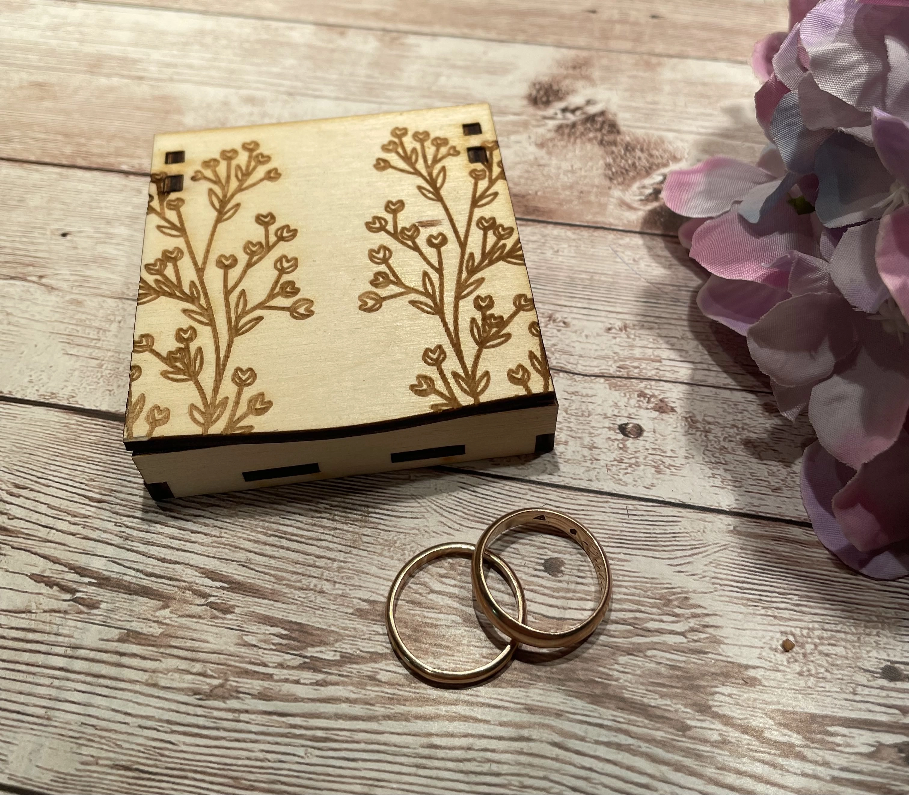 Esküvői gyűrűtartó dobozka, virág mintákkal