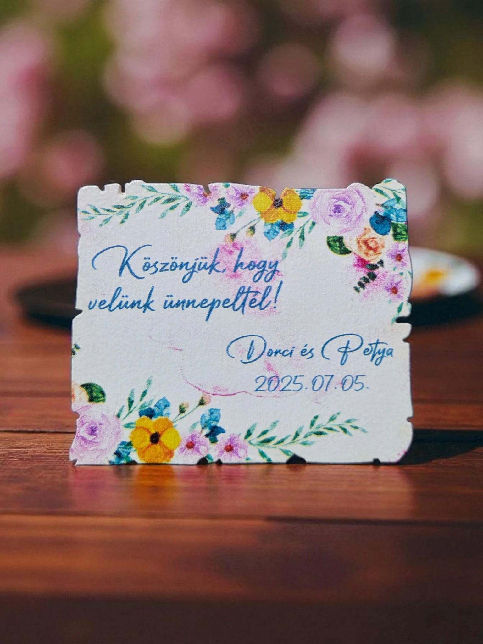 Esküvői köszönő ajándék, hűtőmágnes, névre szóló, színes, pasztell virágok, 10 db / csomag